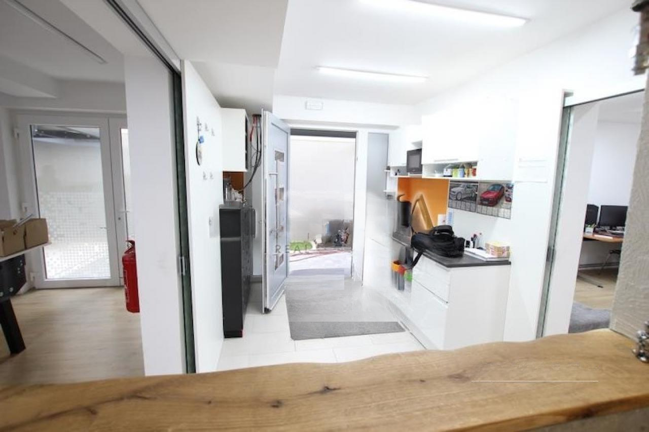 Oficina en Liubliana, Eslovenia, 225 m² - imagen 6