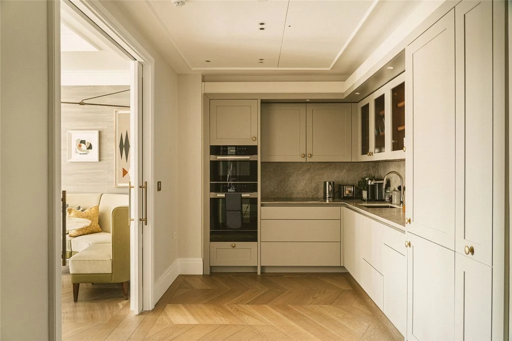 Flat in London, United Kingdom, 137 m² - picture 1