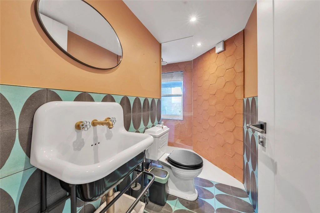 Flat in London, United Kingdom, 201 m² - picture 1