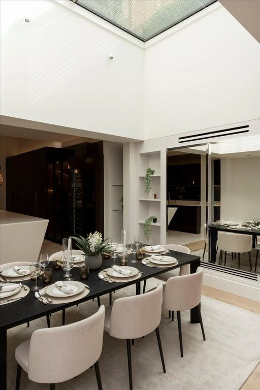 Flat in London, United Kingdom, 358 m² - picture 1