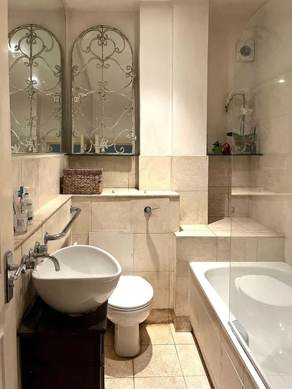 Flat in London, United Kingdom, 83 m² - picture 2