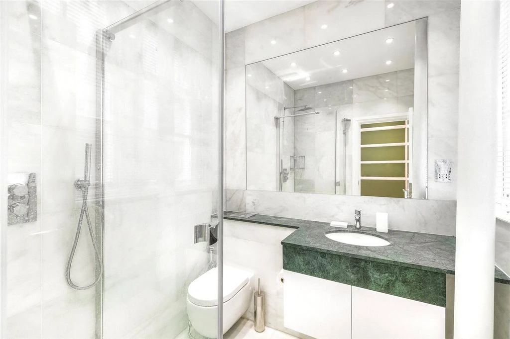 Flat in London, United Kingdom, 93 m² - picture 2