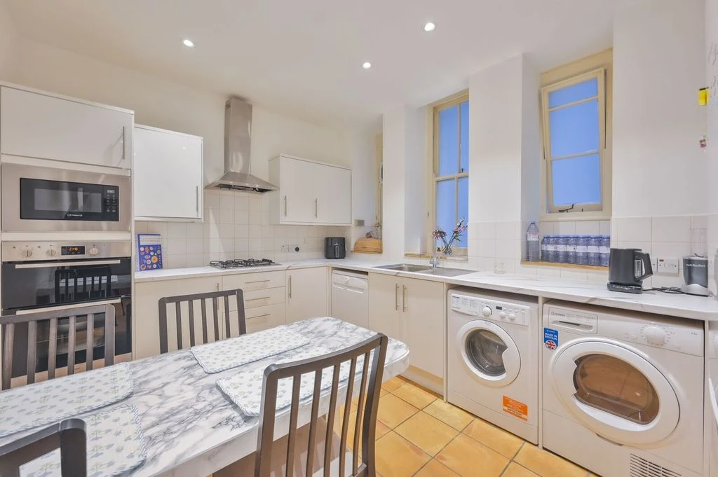 Flat in London, United Kingdom, 127 m² - picture 3