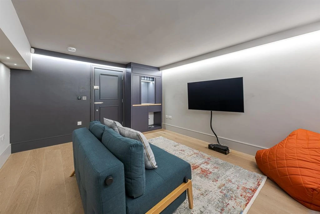 Flat in London, United Kingdom, 141 m² - picture 5