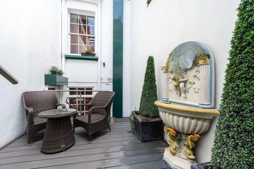 Flat in London, United Kingdom, 367 m² - picture 8