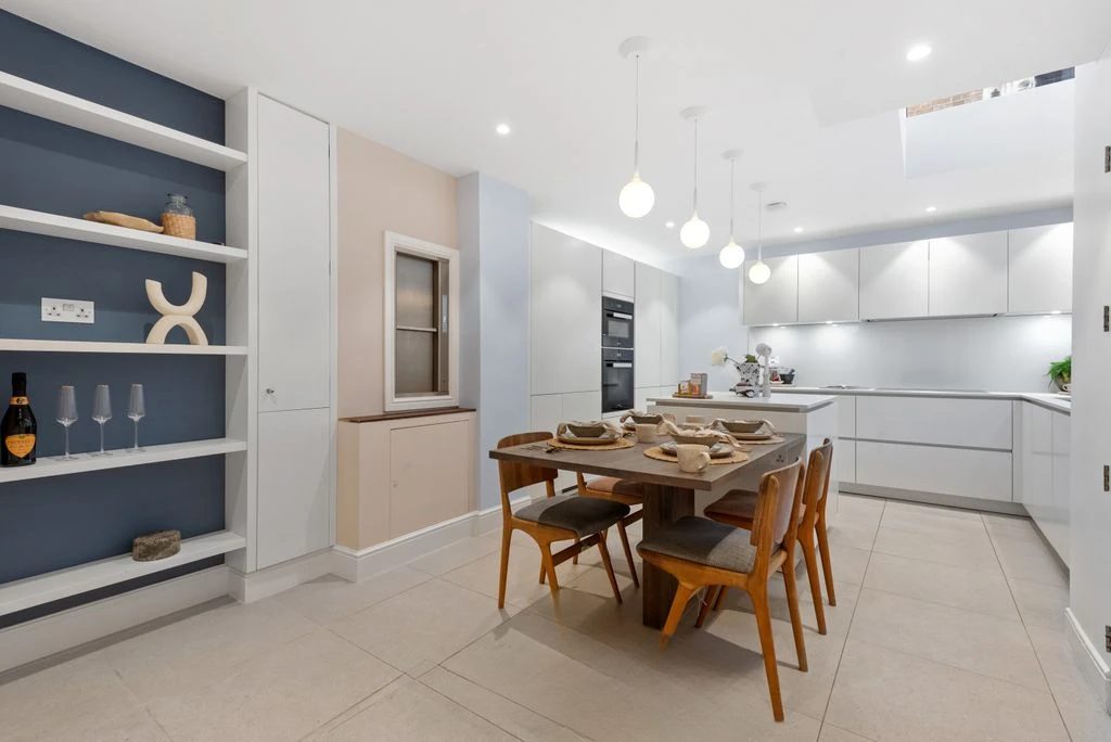 Flat in London, United Kingdom, 148 m² - picture 12
