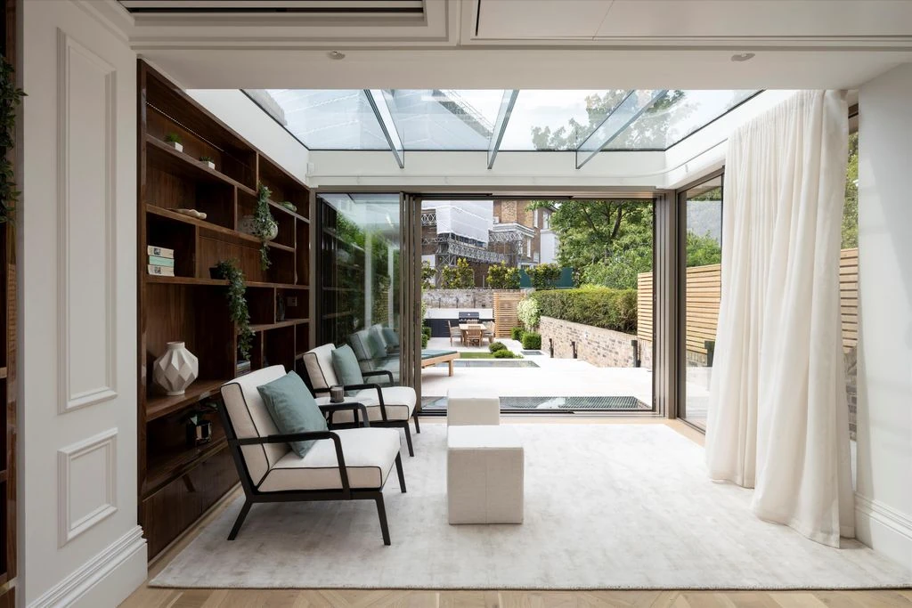 Flat in London, United Kingdom, 358 m² - picture 13