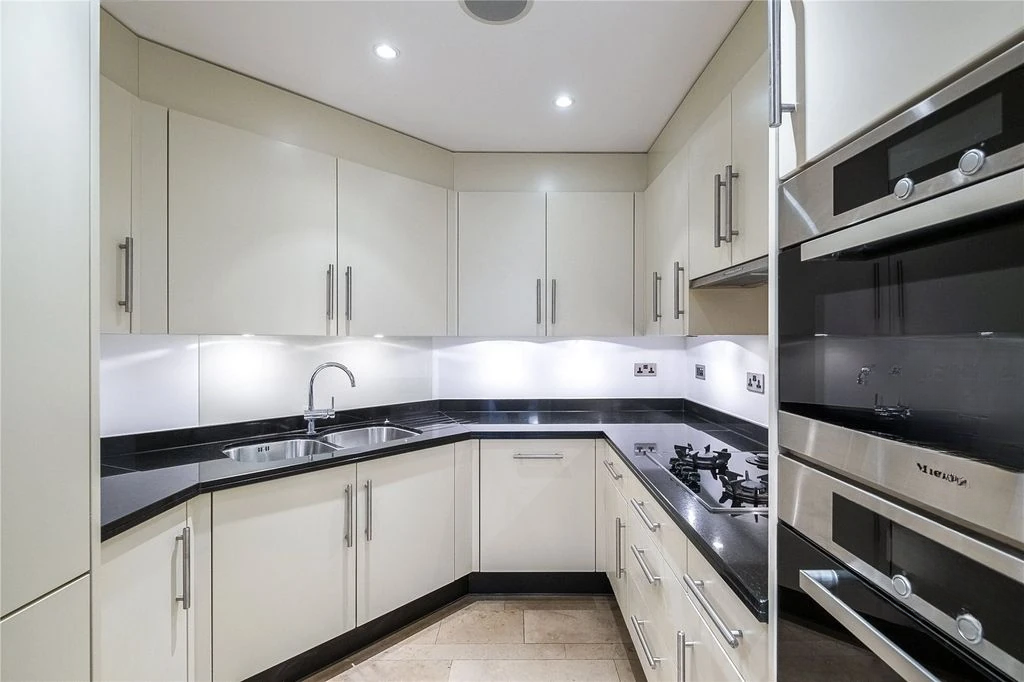 Flat in London, United Kingdom, 116 m² - picture 14