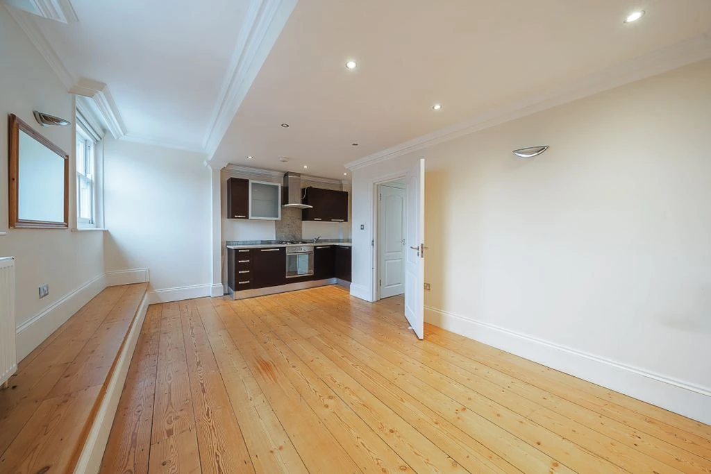 Flat in London, United Kingdom, 38 m² - picture 1