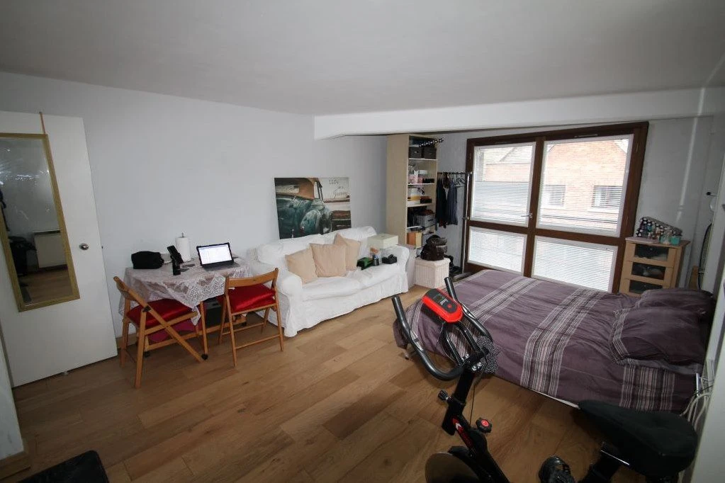 Flat in London, United Kingdom - picture 8