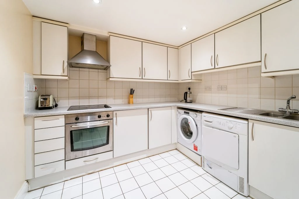 Flat in London, United Kingdom, 48 m² - picture 9