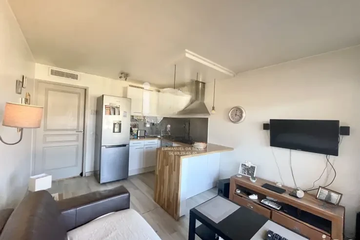 Flat in Cannes, France, 27 m² - picture 1