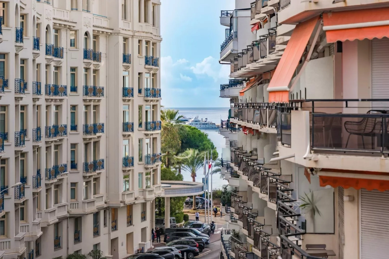 Flat in Cannes, France, 100 m² - picture 1