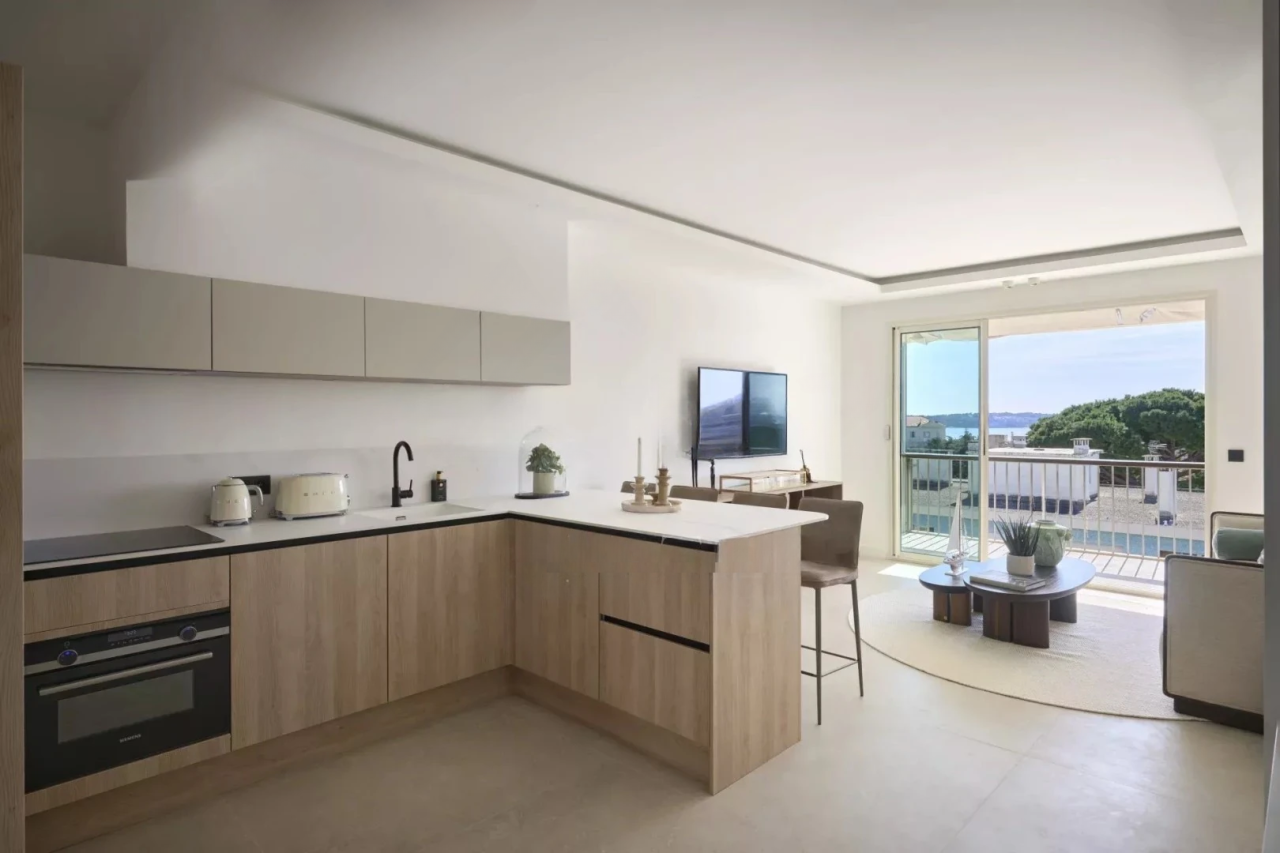 Flat in Cannes, France, 54 m² - picture 1