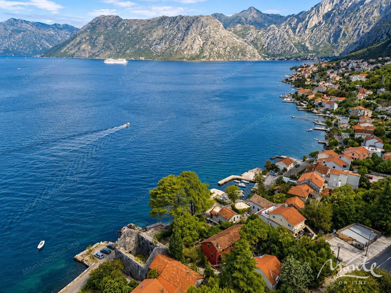 Villa in Dobrota, Montenegro, 170 m² - picture 1