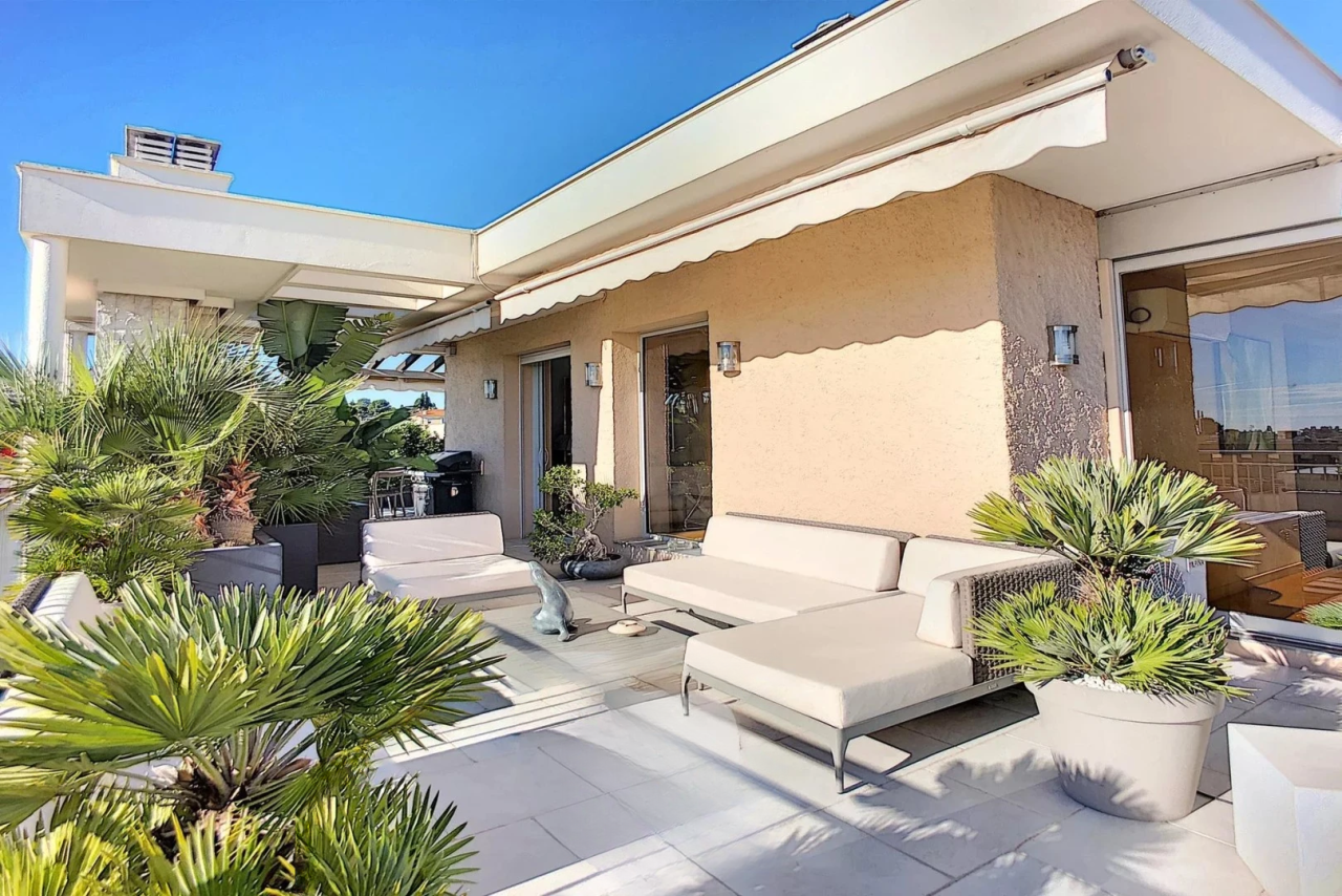 Flat in Cannes, France, 143 m² - picture 1
