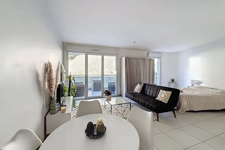 Flat in Cannes, France, 37 m² - picture 1