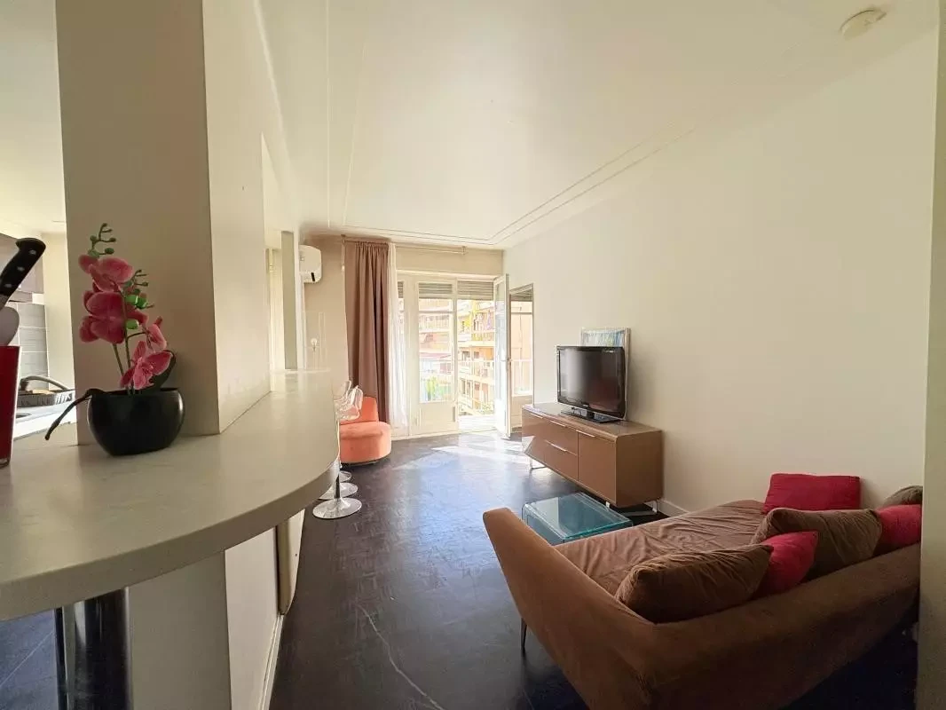 Flat in Cannes, France, 47 m² - picture 3