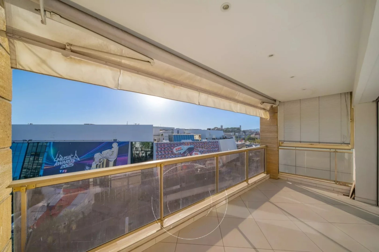 Flat in Cannes, France, 53 m² - picture 14