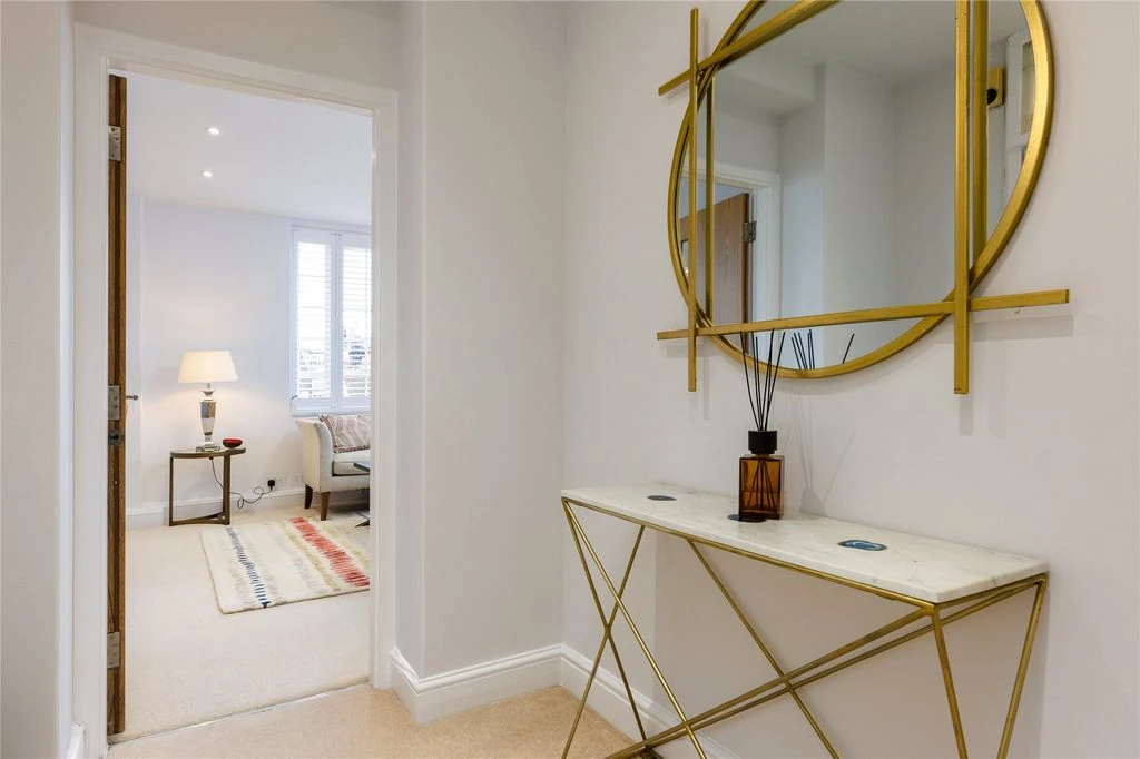 Flat in London, United Kingdom, 74 m² - picture 4