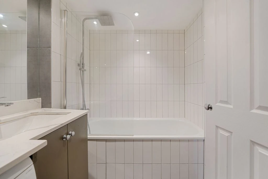 Flat in London, United Kingdom, 47 m² - picture 14