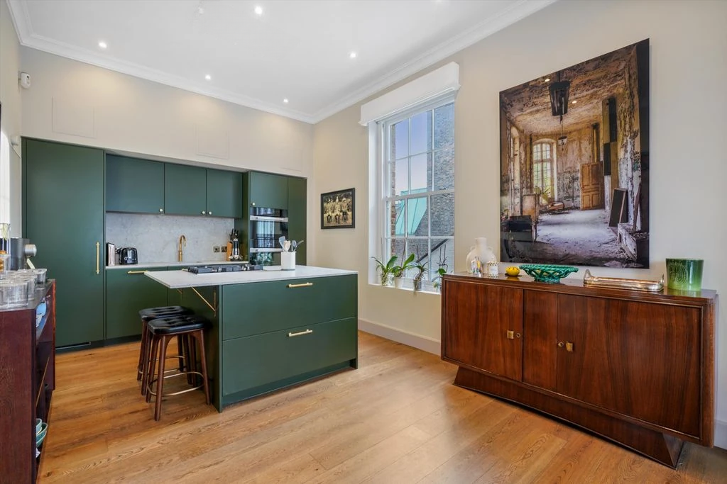Flat in London, United Kingdom, 195 m² - picture 1