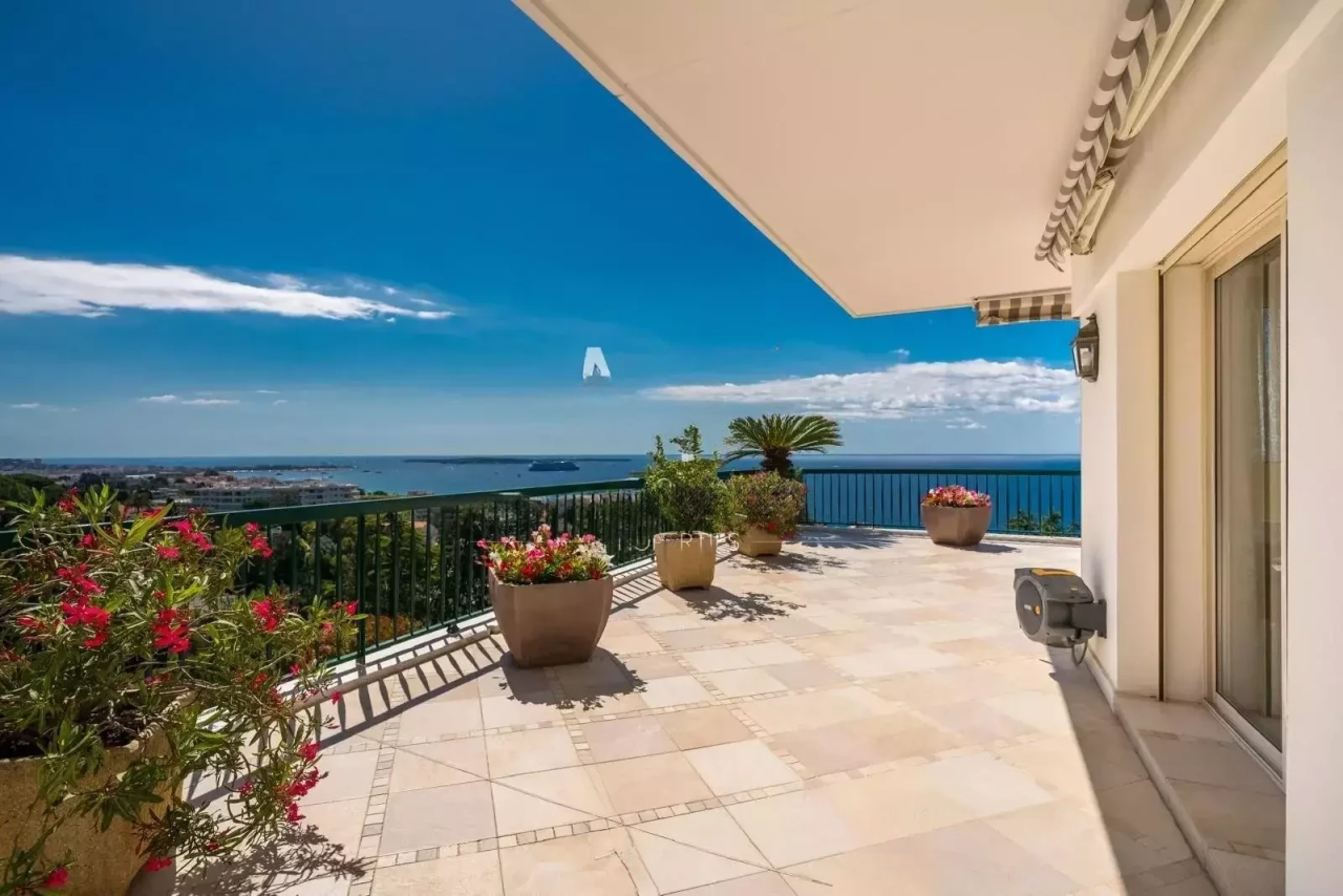 Flat in Cannes, France, 180 m² - picture 1