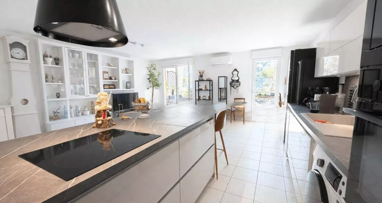 Flat in Cannes, France, 75 m² - picture 4
