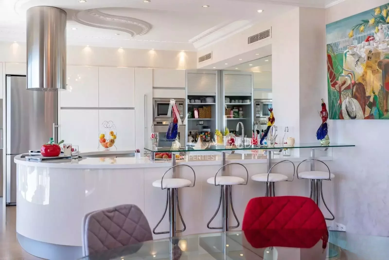 Flat in Cannes, France, 180 m² - picture 10