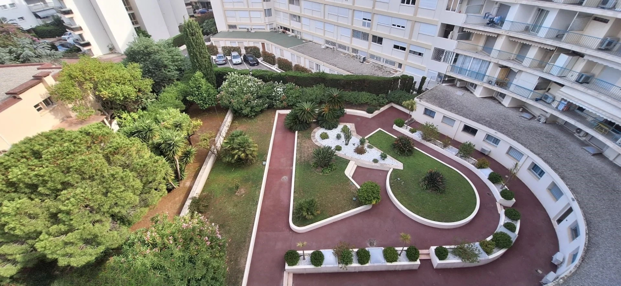 Flat in Cannes, France, 98 m² - picture 17