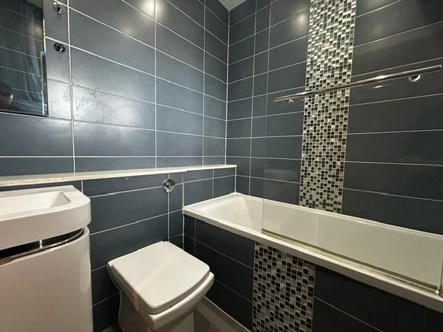 Flat in London, United Kingdom - picture 5