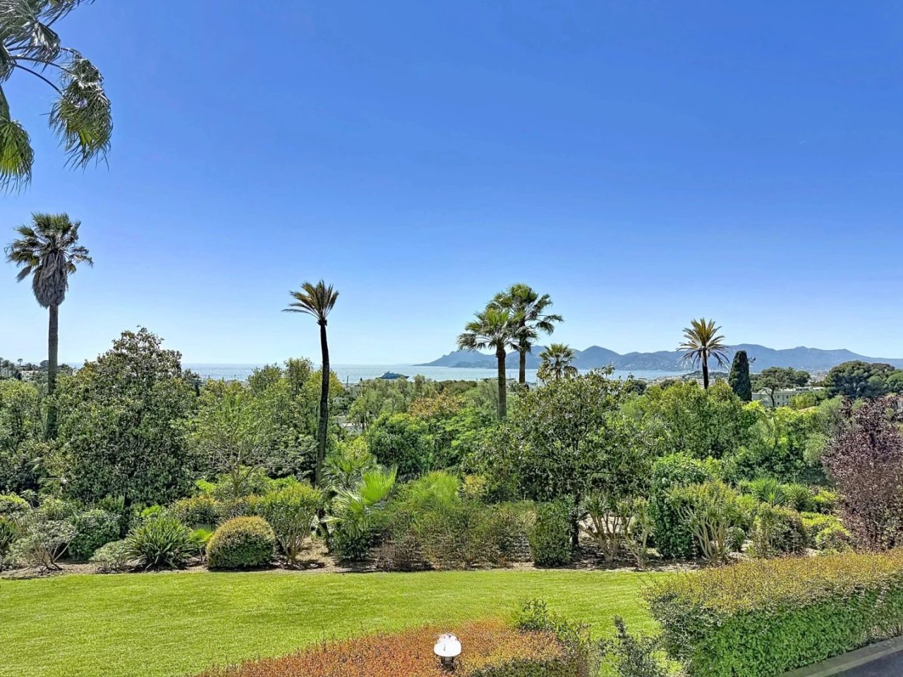Flat in Cannes, France, 137 m² - picture 1