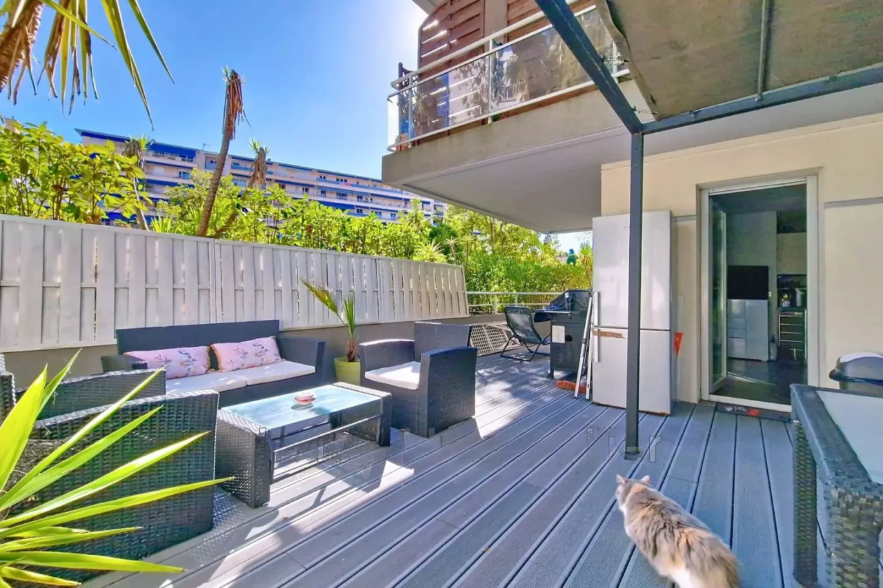 Flat in Cannes, France, 55 m² - picture 2