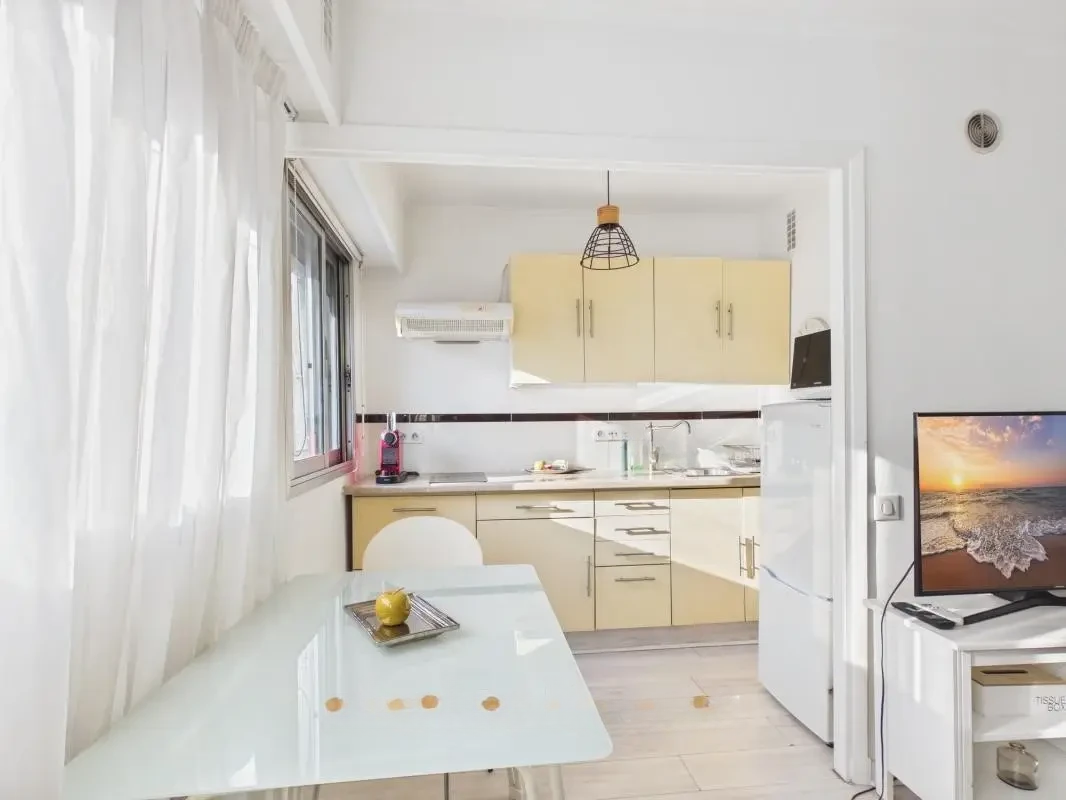 Flat in Cannes, France, 27 m² - picture 3