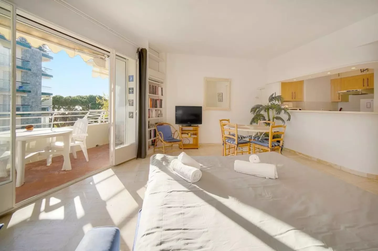Flat in Cannes, France, 46 m² - picture 3