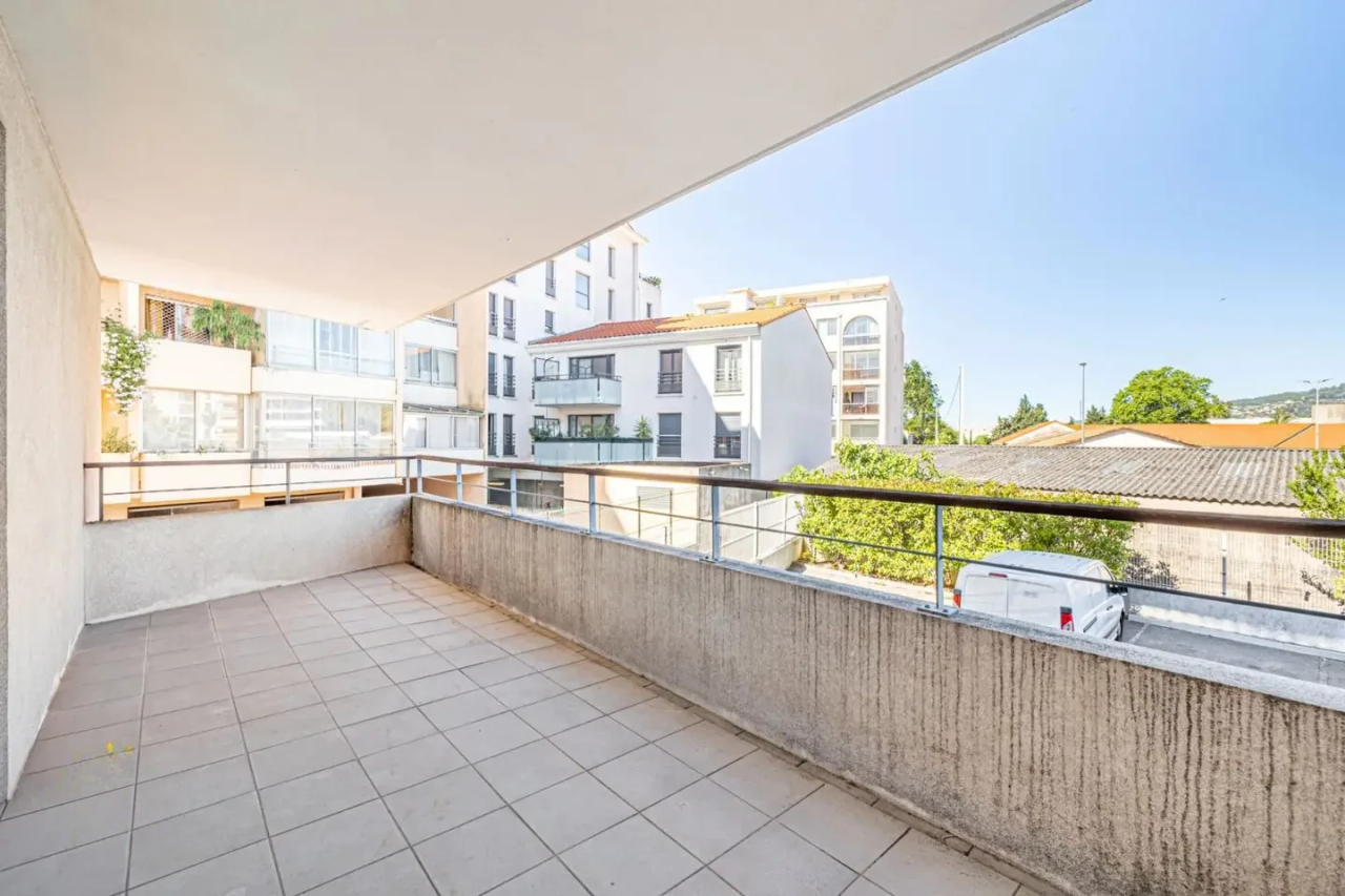 Flat in Cannes, France, 33 m² - picture 3