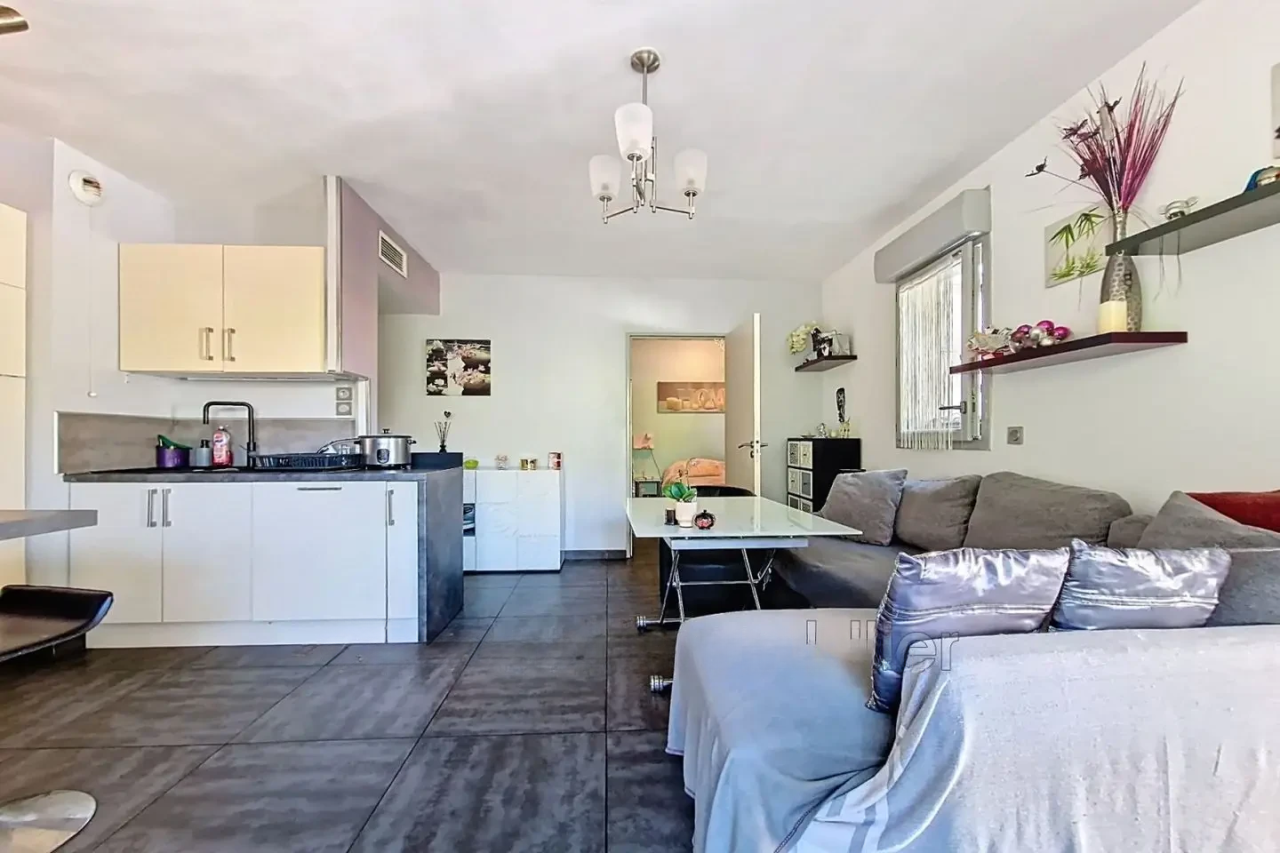 Flat in Cannes, France, 55 m² - picture 3