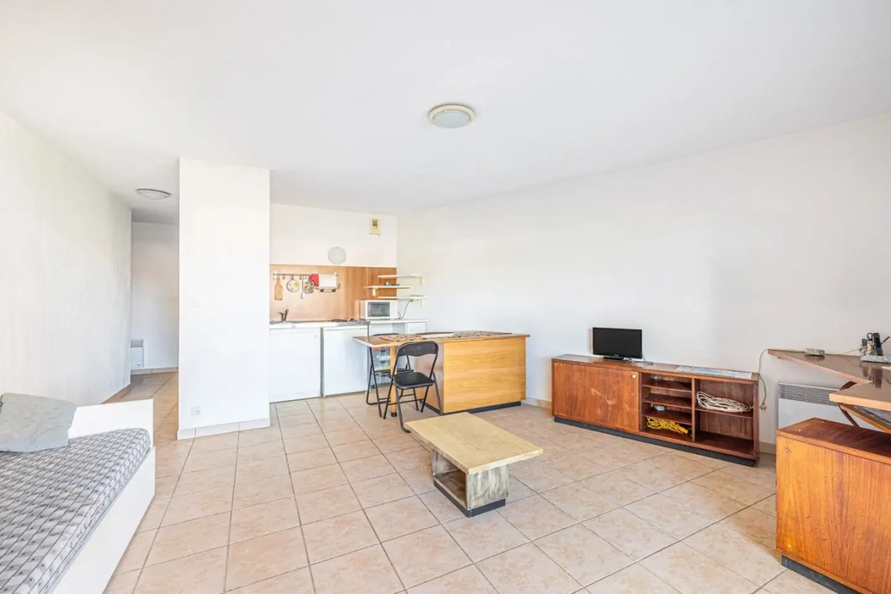 Flat in Cannes, France, 33 m² - picture 6