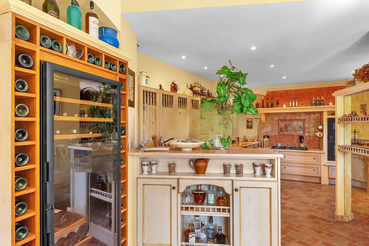 Flat in Cannes, France, 228 m² - picture 8