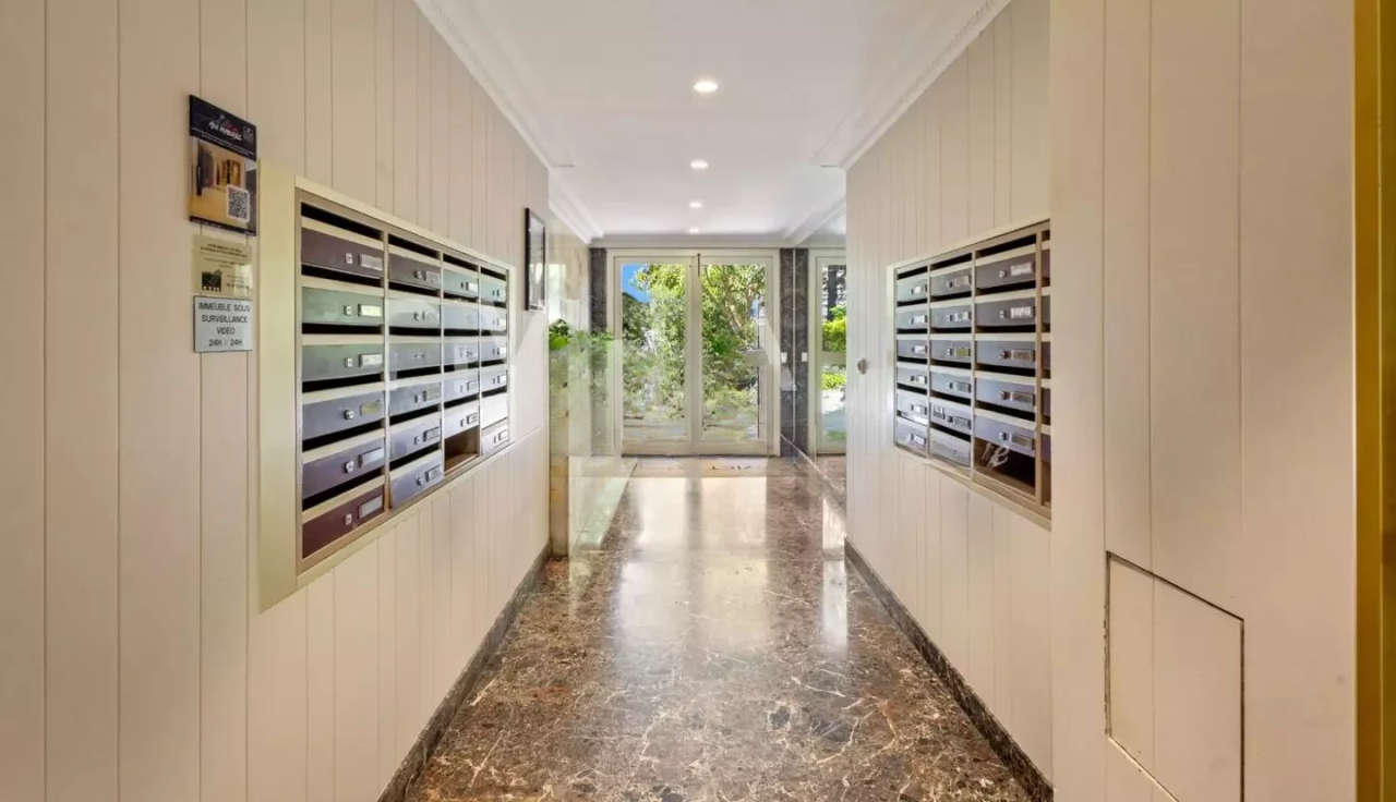 Flat in Cannes, France, 11 m² - picture 9