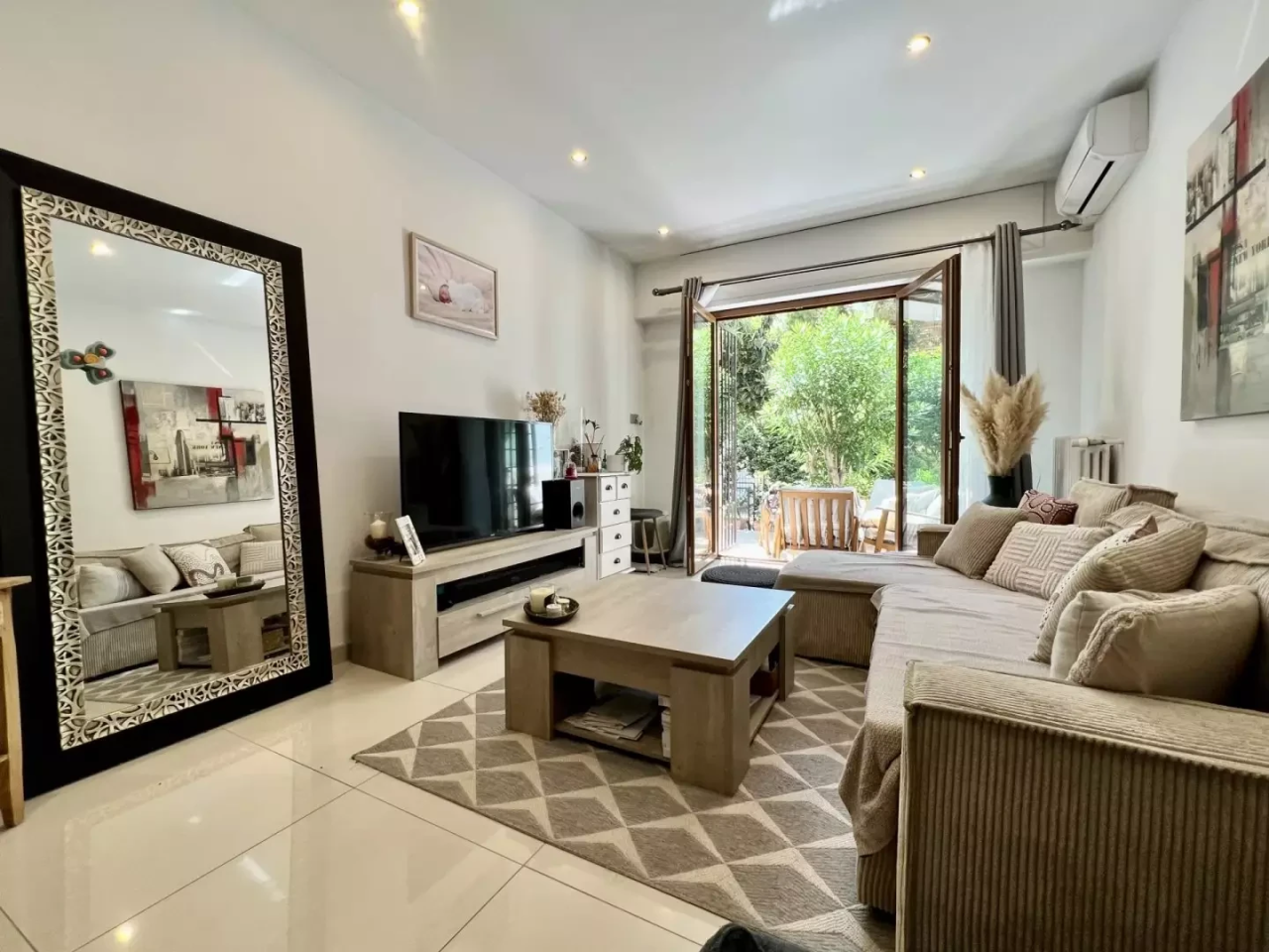 Flat in Cannes, France, 55 m² - picture 3