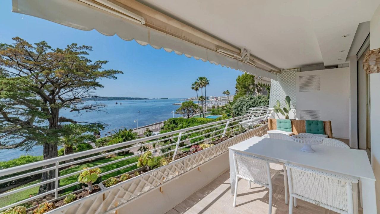 Flat in Cannes, France, 160 m² - picture 1