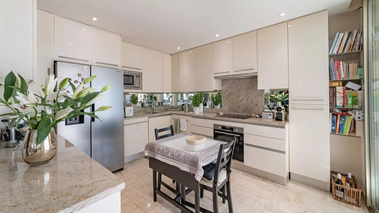 Flat in Cannes, France, 160 m² - picture 7