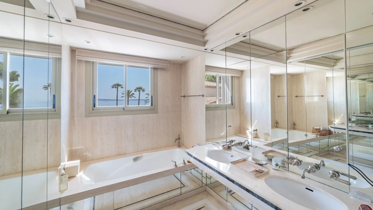 Flat in Cannes, France, 160 m² - picture 9