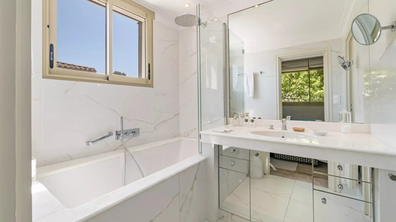 Flat in Cannes, France, 160 m² - picture 11
