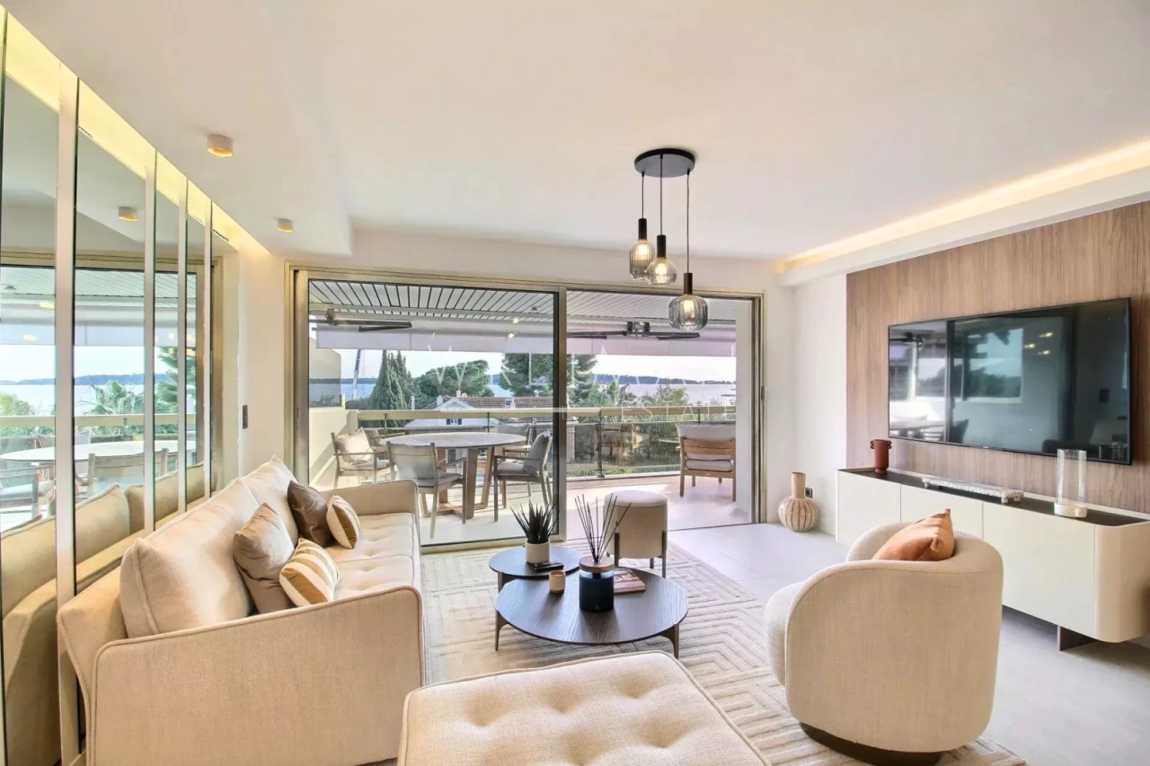 Flat in Cannes, France, 100 m² - picture 1