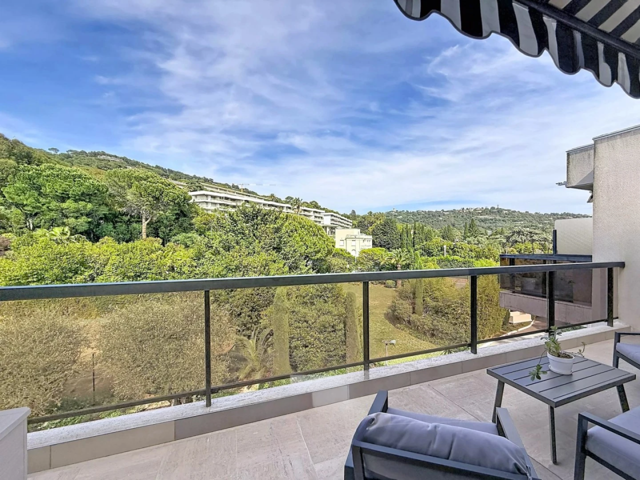 Flat in Cannes, France, 74 m² - picture 16