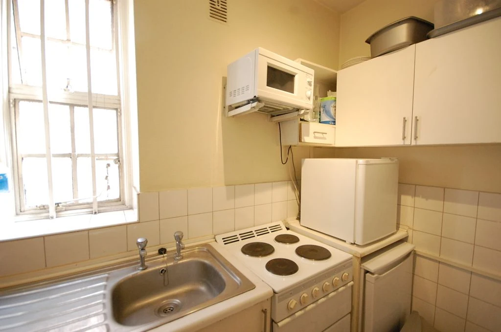 Flat in London, United Kingdom - picture 1
