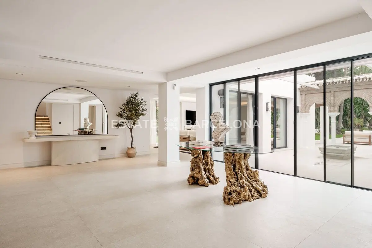 Villa in Malaga, Spanien, 983 m² - Foto 2