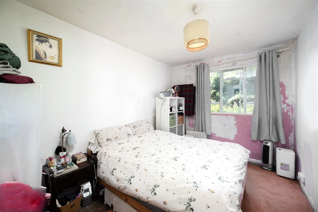 Flat in London, United Kingdom - picture 1